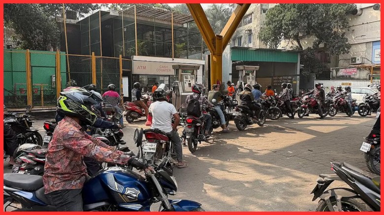 গাড়ির দীর্ঘ লাইন তেলের পাম্পে প্যানিক বায়িং বলে দাবি কর্তৃপক