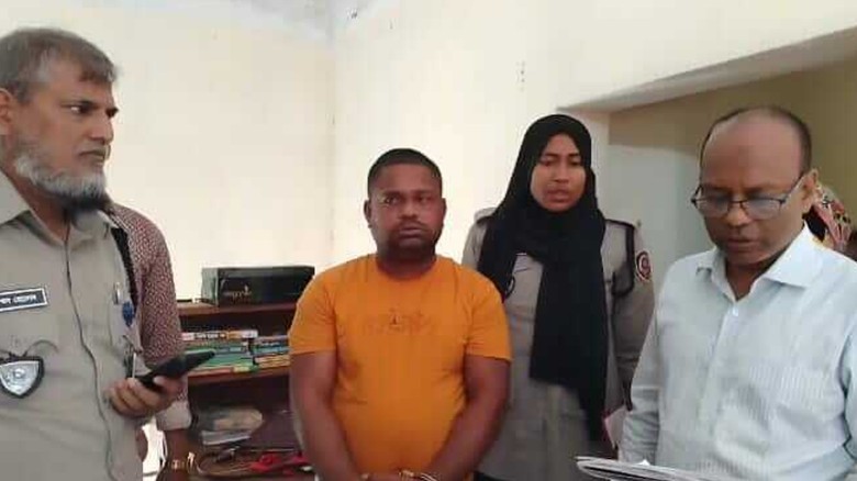 ক্রেতা সাজেন মাদকদ্রব্য নিয়ন্ত্রণের সদস্যরা, বাড়ির দোতলায় বস