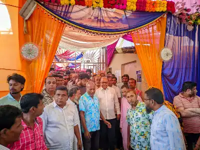 নওগাঁর ধামইরহাটে পূজামণ্ডপ পরিদর্শন করলেন সাবেক এমপি সামসুজ্