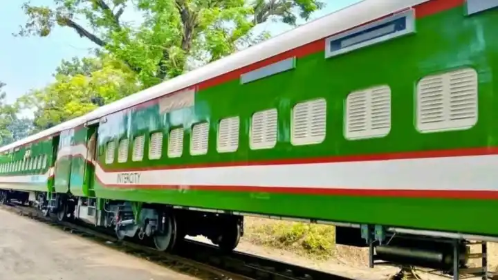 ভারত থেকে আমদানি করা ১৮টি রেল কোচ সৈয়দপুর রেলওয়ে কারখানা পৌঁ