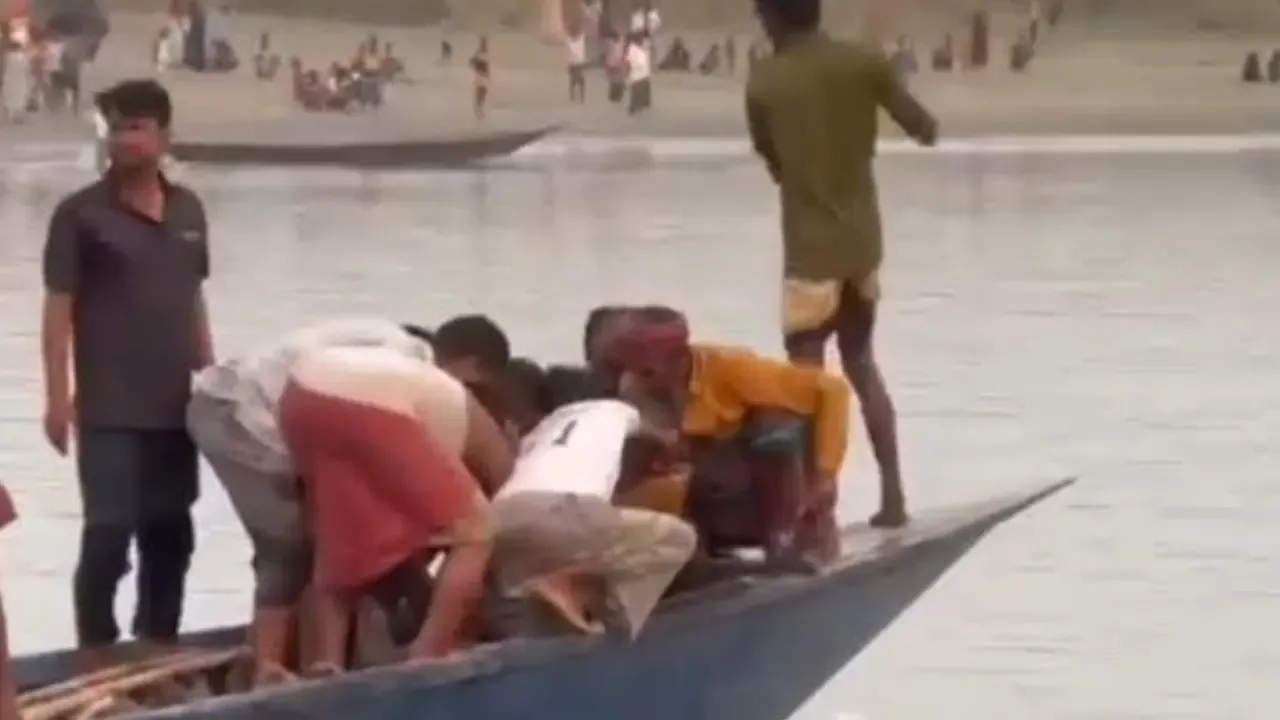 জামালপুরের ইসলামপুরে নৌকাবাইচের ফাইনাল প্রতিযোগিতায় অংশ নেওয়