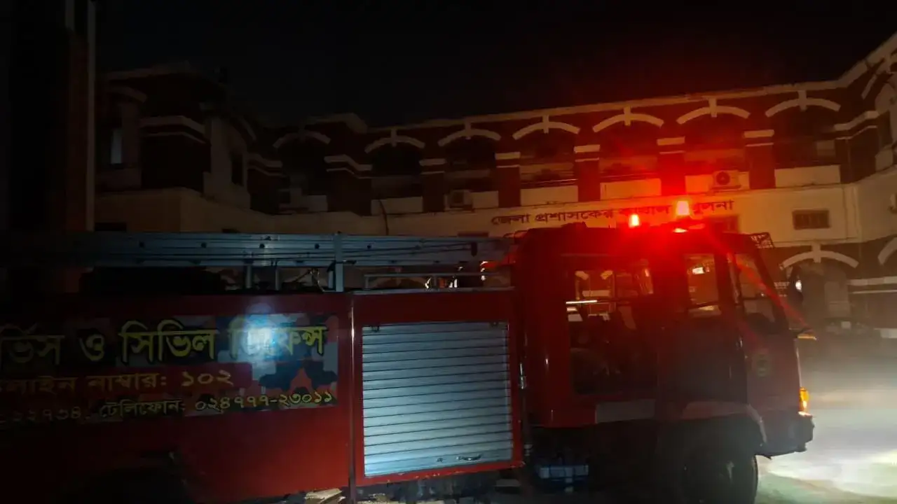 খুলনা জেলা প্রশাসনের দ্বিতীয় তলায় আইসিটি রুমে আগুনের ঘটনা ঘটেছে...