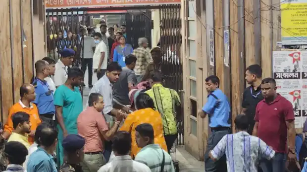 ভারতের পশ্চিমবঙ্গের কলকাতার চোরবাগানে দুর্গাপূজার মণ্ডপে ভিড়