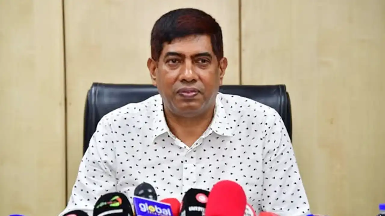 এক হাতে হ্যান্ড মাইকের মাউথপিস, অন্য হাতে পিস্তল নিয়ে মাদকবি