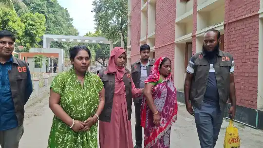 মাগুরায় ৪ হাজার পিস ইয়াবাসহ দুই নারী গ্রেপ্তার, প্রাইভেট কার