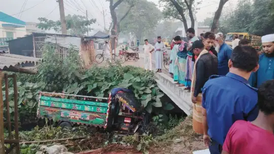 চুয়াডাঙ্গায় লাটাহাম্বার উল্টে গরুব্যবসায়ী নিহত ও দুজন আহ??