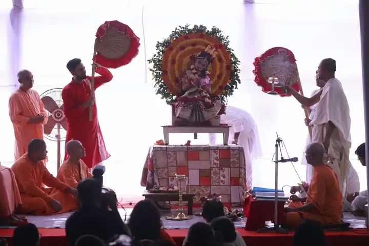 রাজধানীর রামকৃষ্ণ মঠে ছয় বছরের ইজ্জাকে নিয়ে কুমারীপূজা সম্পন