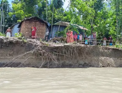 বরগুনায় নদী রক্ষাবাঁধে লবণাক্ত বালু ব্যবহারের অভিযোগ