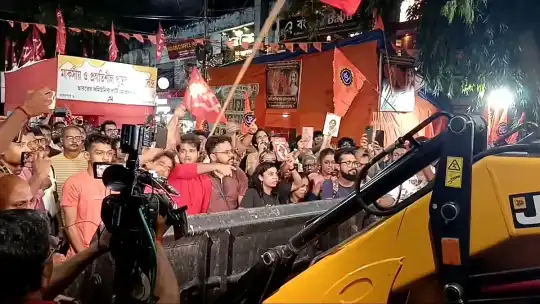 কলকাতায় পূজামণ্ডপের সামনে বামেদের বইয়ের স্টল ভাঙচুরের ঘটনায় 