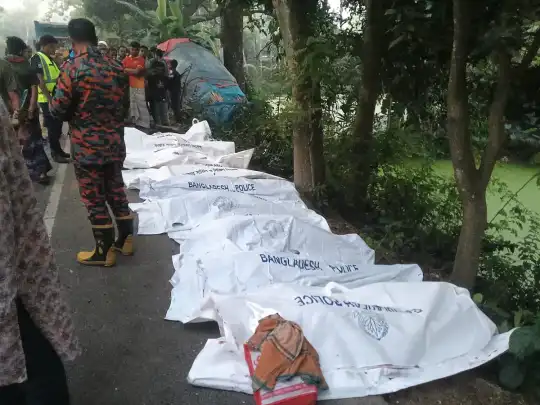 নাটোরে বাস ও ট্রাকের মুখোমুখি সংঘর্ষে প্রাণ গেল ১০ জনের