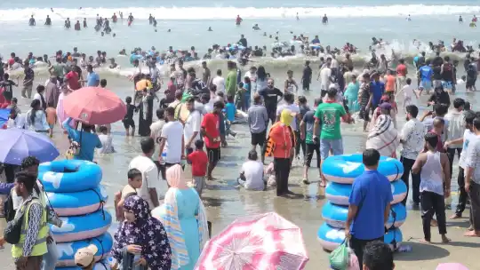 রিসোর্টে প্রাণহানির প্রভাব: মেরিন ড্রাইভে খরিদ্দার কমলেও জমজমাট শহরের হোটেল...