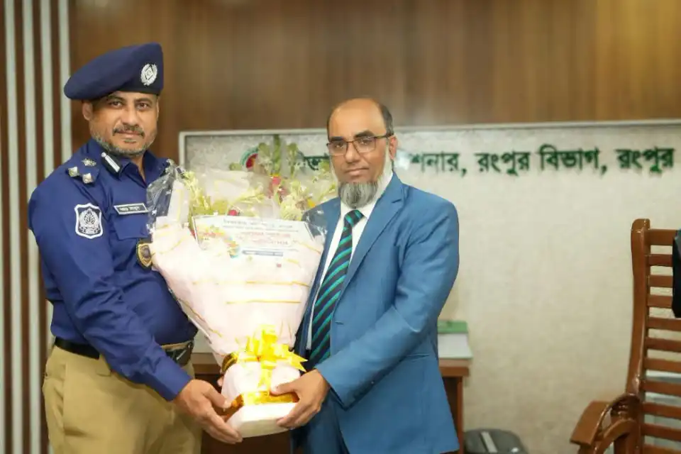 রংপুরের নবাগত বিভাগীয় কমিশনারকে রেঞ্জ ডিআইজির ফুলেল শুভেচ্ছা...