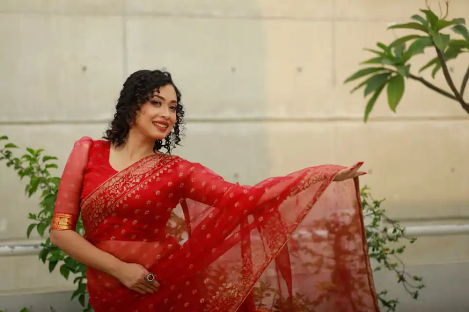 দশমীতে লাল পোশাকে নজর কাড়তে মেকআপের সঠিক কৌশল