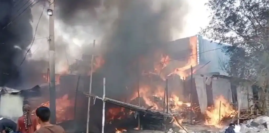 ফতুল্লায় ঝুট ও পলিথিনের গুদামে ভয়াবহ আগুন