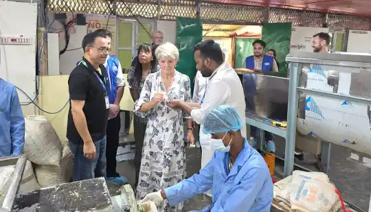 উখিয়ার রোহিঙ্গা ক্যাম্পে দৈনিক ১৫ হাজার সাবান উৎপাদন, পরিদর্