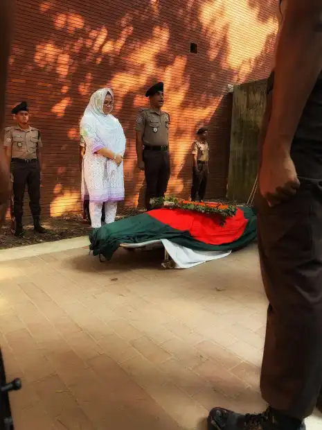 রাষ্ট্রীয় সম্মান ও জানাজা শেষে বীর মুক্তিযোদ্ধা সাঈদা কামাল 