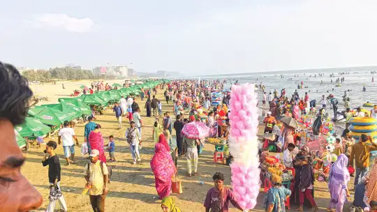 প্রতিমা বিসর্জনের প্রস্তুতিতে কক্সবাজার সৈকতে উপচে পড়া ভিড়
