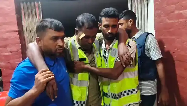 ময়মনসিংহের ভালুকায় মাদক আসামিকে ধরতে গিয়ে পুলিশের ওপর হামলা