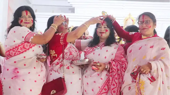 নওগাঁয় ঐতিহ্যবাহী সিঁদুর খেলা ও প্রতিমা বিসর্জনের মধ্য দিয়ে 