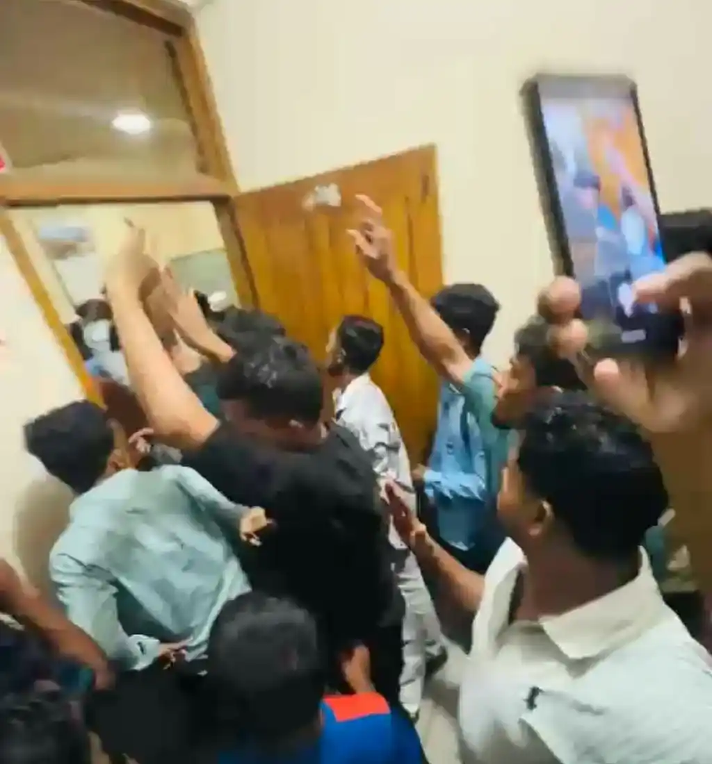 ইঞ্জিন অন্য ট্রেনে যুক্ত করায় চট্টগ্রাম স্টেশনে পাহাড়িকা এক্