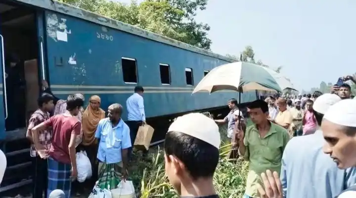 লাকসামে কর্ণফুলী এক্সপ্রেসের তিন বগি লাইনচ্যুত, বন্ধ আপলাইন