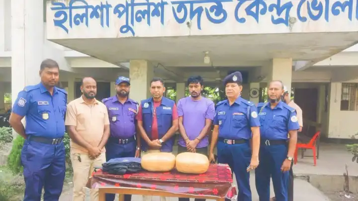 ইলিশা লঞ্চঘাটে বিশেষ অভিযান চালিয়ে ছয় কেজি গাঁজা জব্দ করল 