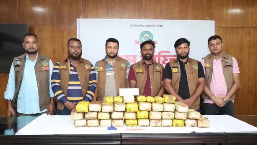 চট্টগ্রামে ডিবির অভিযানে ট্রাকের পাটাতন থেকে জব্দ তিন লাখ বি