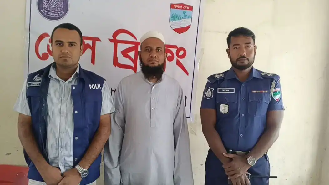 সহপাঠী ও স্থানীয়দের হস্তক্ষেপে রক্ষা, দৌলতপুরে শিক্ষক আটক