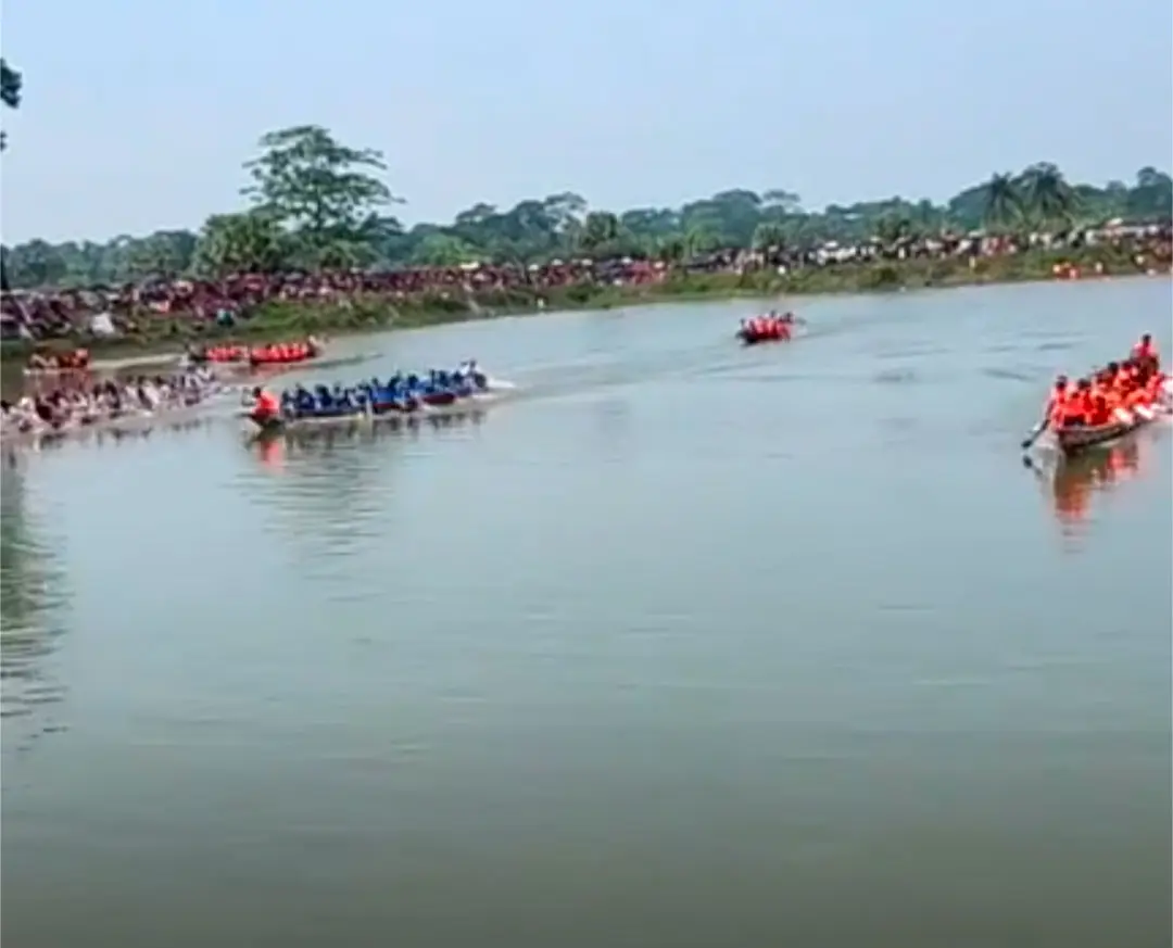 দশমিনায় নিবারণ কবিরাজ বাড়ির দিঘিতে উৎসবমুখর নৌকাবাইচ