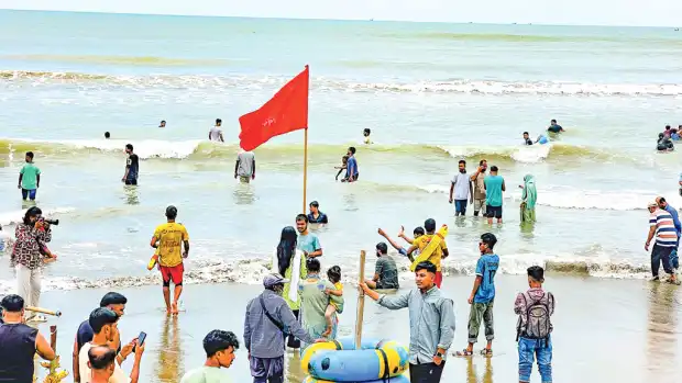 হিমছড়ি সমুদ্রসৈকতে গোসল করতে নেমে তিন পর্যটকের প্রাণহানি, নি