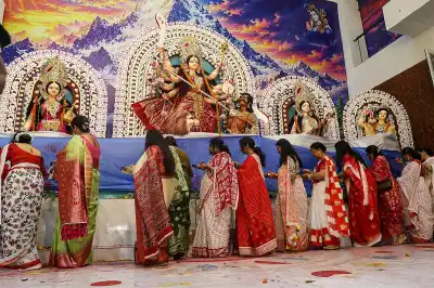 আনন্দ ও বিষাদের মিশ্র অনুভূতির মধ্য দিয়ে বিদায় নিলেন দেবী দু