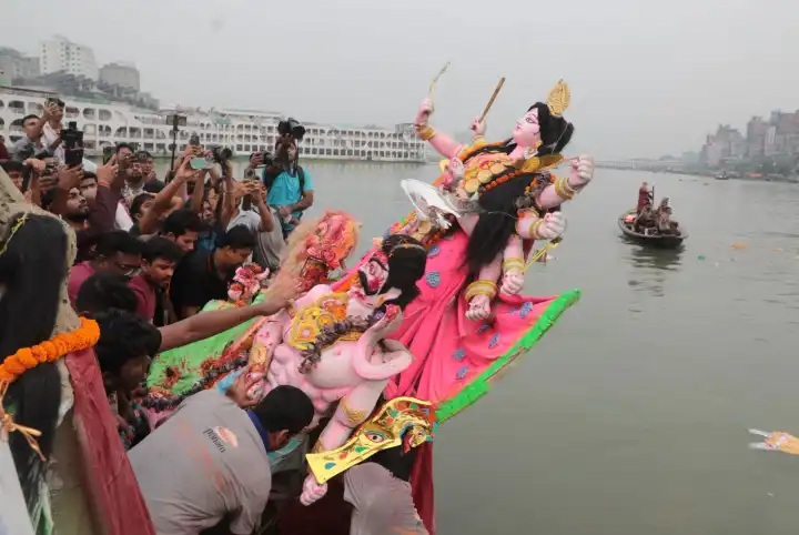 সিঁদুর উৎসব ও প্রতিমা বিসর্জনের মধ্য দিয়ে শেষ হলো দুর্গাপূজ