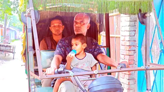 স্ত্রীর চলে যাওয়ার পর অটোরিকশাই ভরসা, টিনের ঘরে সংগ্রাম রবিউ