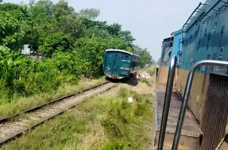 চাকরিচ্যুত প্রকৌশলী, ২৪ ঘণ্টা ধরে বন্ধ ঢাকা-চট্টগ্রাম আপ লাইন...