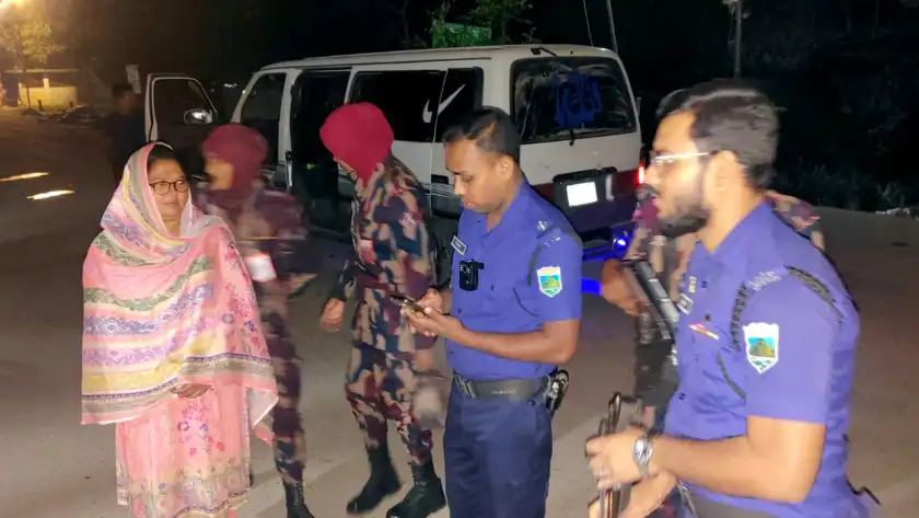 নিষিদ্ধ সংগঠনের নেত্রী ভারতে যাওয়ার প্রাক্কালে আটক