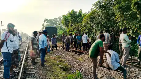 দীর্ঘ উদ্ধারকাজ শেষে ঢাকা-চট্টগ্রাম রুটে ট্রেন চলাচল স্বাভাব