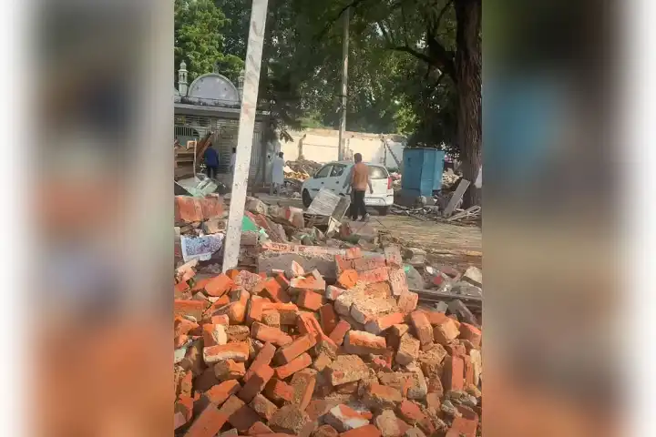 দিল্লির ঐতিহাসিক মসজিদ প্রাঙ্গণে উচ্ছেদের নির্দেশ