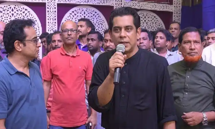 রাতের ভোলায় পূজামণ্ডপ পরিদর্শন ও আর্থিক সহায়তা প্রদান