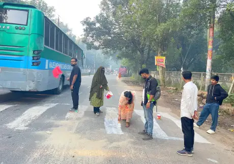 দিনাজপুরে ঝূঁকিপূর্ণ গতিরোধক দৃশ্যমান করল যুবকেরা