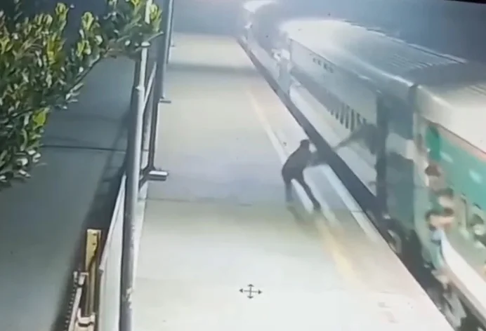 ট্রেনে তরুণীর ব্যাগ ছিনতাই: ৯ মামলার আসামি শনাক্ত