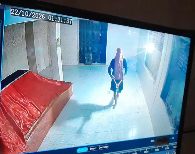 গ্রিল কেটে নাটোরের মাজার ও মসজিদে চুরি, নথিপত্রও উধাও