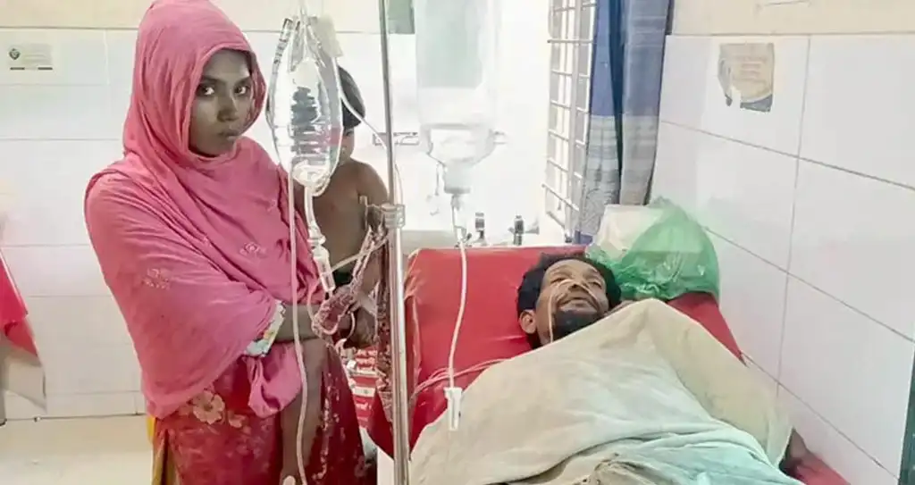 বাড়িতে গোখরা পোষার খেসারত: সাপের কামড়ে হাসপাতালে ইকবাল