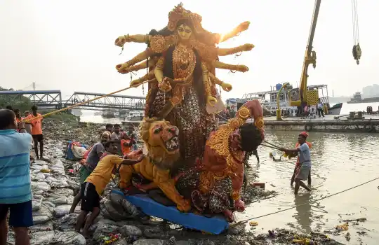 বিসর্জনে প্রতিমা ছোঁয়া নিয়ে নতুন নির্দেশ ঘিরে রাজনৈতিক দ্বন্