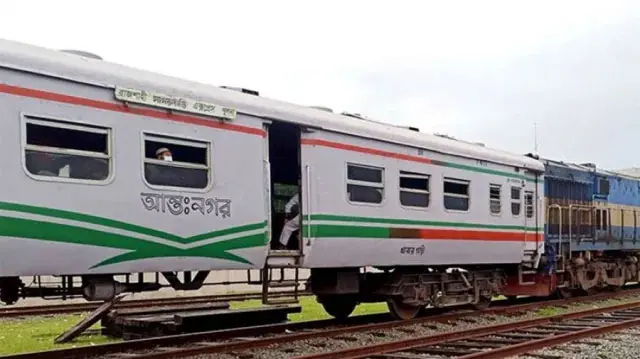যাত্রীর অর্থ ছিনতাইয়ের অভিযোগ: কর্মস্থল ছেড়ে পালালেন সিপাহি