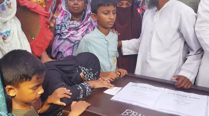 বাবার কফিন জড়িয়ে অবুঝ দুই শিশুর কান্নায় ভারী মাদলার বাতাস