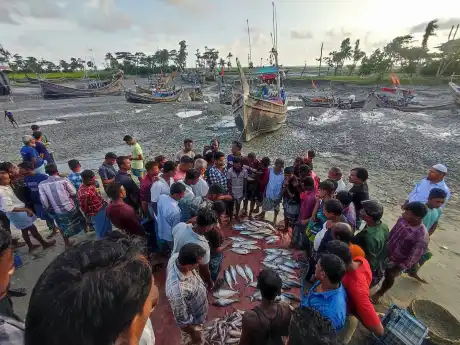 সন্দ্বীপে আইন অমান্যের মাঝেও চলছে জেলেদের নতুন জাল বুনার প্র