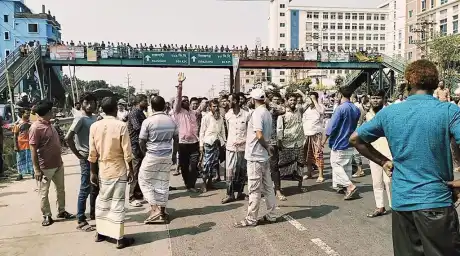 বোর্ডঘর এলাকায় অটোরিকশাচালকদের আন্দোলনে ঢাকা-টাঙ্গাইলে তীব্র