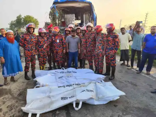 মুন্সিগঞ্জে নিয়ন্ত্রণ হারিয়ে বাস খাদে, ঝরল তিন যাত্রীর প্রাণ