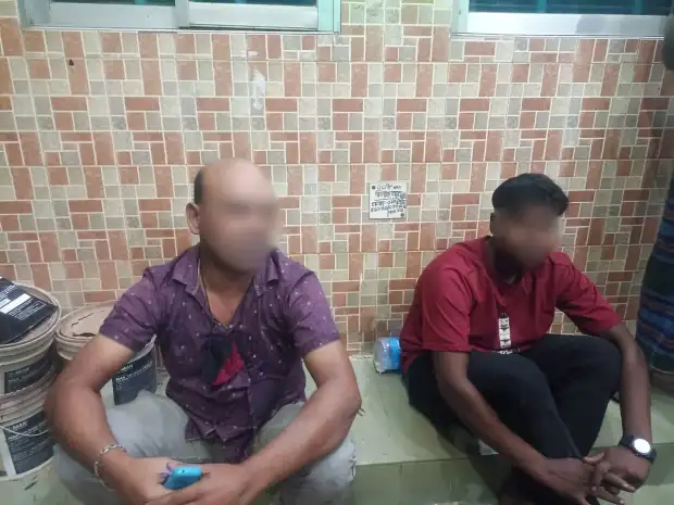 দুই পাম্পে অভিনব কায়দায় তেল চুরি, ধাওয়া করে পাকড়াও