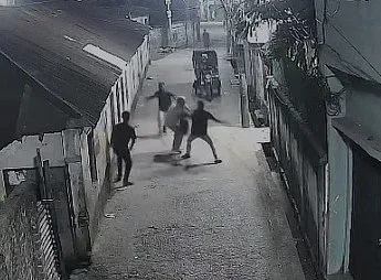 চট্টগ্রামে ১২ সেকেন্ডের ছিনতাইয়ের দৃশ্য ভাইরাল, নড়েচড়ে বসল প